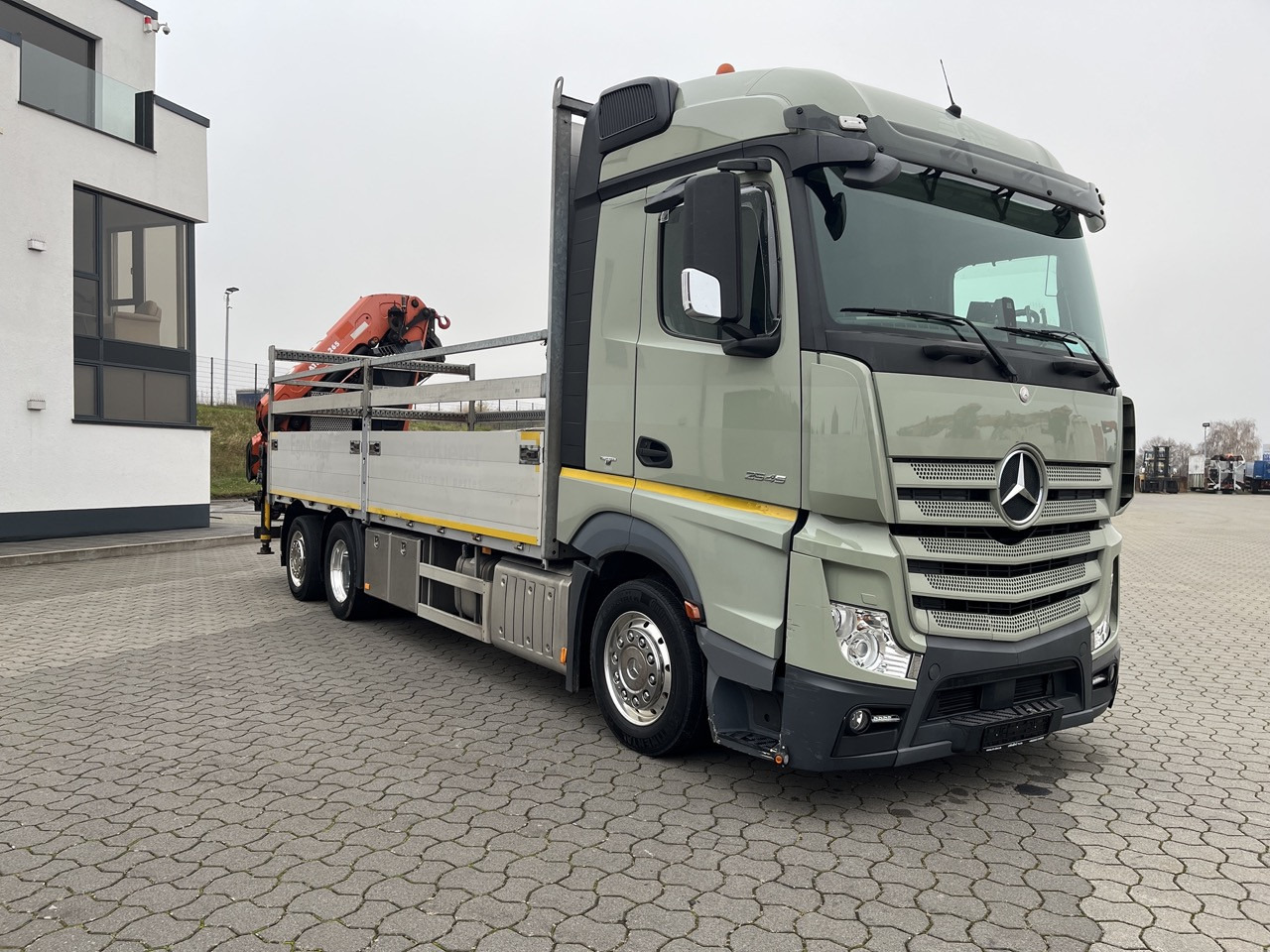 Mercedes-Benz Actros 2545 6x2 EFFER Atlas 265-A6 Lenk- Liftachse - Platós teherautó, Darus autó: 2 kép. Mercedes-Benz Actros 2545 6x2 EFFER Atlas 265-A6 Lenk- Liftachse - Platós teherautó, Darus autó: 2 kép.