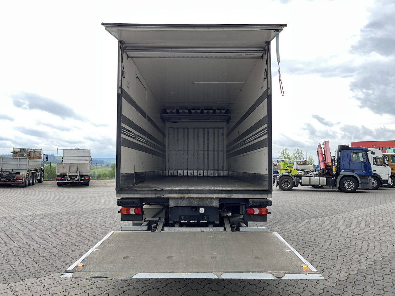 Mercedes-Benz CHEREAU Kühlkoffer 7,20 m Clion Coolman Aggregat + Ladebordwand 2t - Hűtős teherautó: 5 kép. Mercedes-Benz CHEREAU Kühlkoffer 7,20 m Clion Coolman Aggregat + Ladebordwand 2t - Hűtős teherautó: 5 kép.