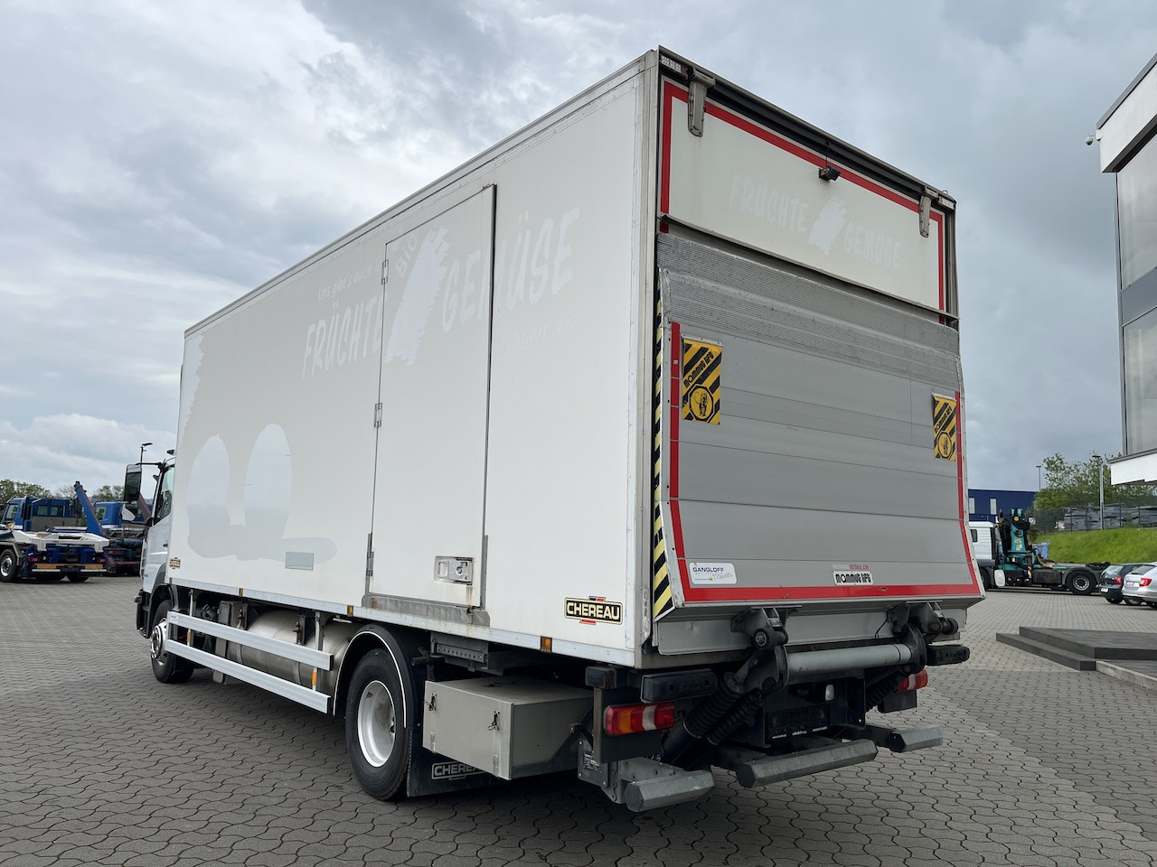 Mercedes-Benz CHEREAU Kühlkoffer 7,20 m Clion Coolman Aggregat + Ladebordwand 2t - Hűtős teherautó: 1 kép. Mercedes-Benz CHEREAU Kühlkoffer 7,20 m Clion Coolman Aggregat + Ladebordwand 2t - Hűtős teherautó: 1 kép.