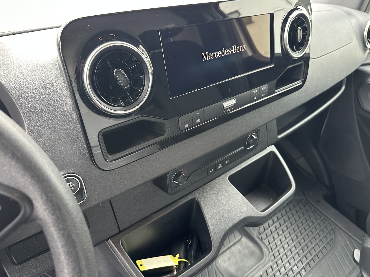 Mercedes-Benz Sprinter 319 CDI Koffer LBW RFK SH Tempomat - Dobozos kisteherautó: 2 kép. Mercedes-Benz Sprinter 319 CDI Koffer LBW RFK SH Tempomat - Dobozos kisteherautó: 2 kép.