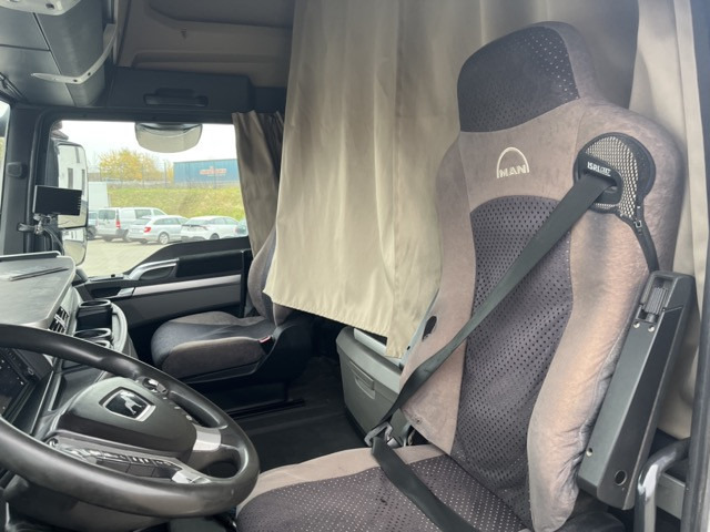 MAN TGX 18.500 4x2 Intader - Nyergesvontató: 2 kép. MAN TGX 18.500 4x2 Intader - Nyergesvontató: 2 kép.