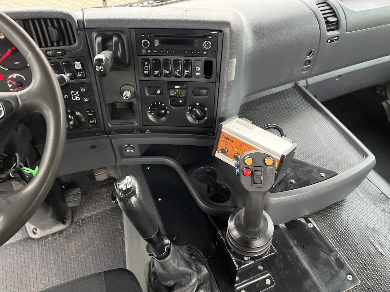 Scania G 450 8x4  Trösch Abrollkipper - Horgos rakodó teherautó: 4 kép. Scania G 450 8x4  Trösch Abrollkipper - Horgos rakodó teherautó: 4 kép.