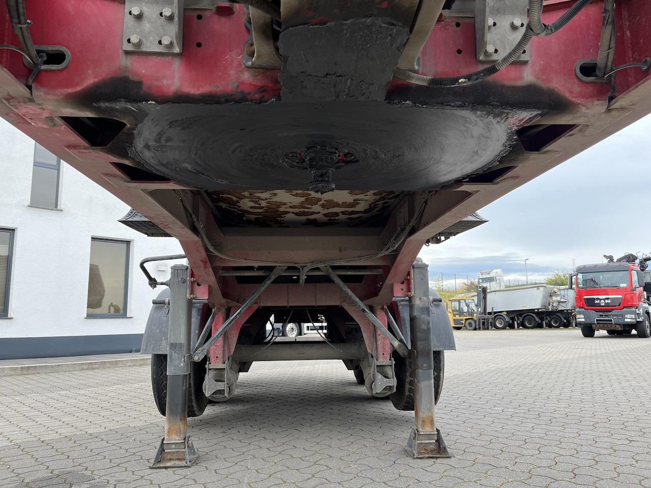 Schwarzmüller SK Kippauflieger Stahlmulde Liftachse - Félpótkocsi billenőplatós: 4 kép. Schwarzmüller SK Kippauflieger Stahlmulde Liftachse - Félpótkocsi billenőplatós: 4 kép.