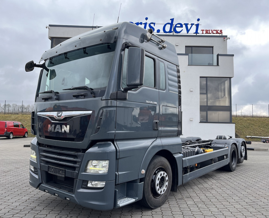 MAN TGX 26.500 6x2 Fahrgestell Lenk-Liftachse AHK - Teherautó: 1 kép. MAN TGX 26.500 6x2 Fahrgestell Lenk-Liftachse AHK - Teherautó: 1 kép.