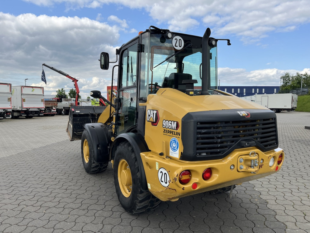 Cat 906 M Radlader Schnellwechsler Gabel Schaufel - Gumikerekes homlokrakodó: 4 kép. Cat 906 M Radlader Schnellwechsler Gabel Schaufel - Gumikerekes homlokrakodó: 4 kép.