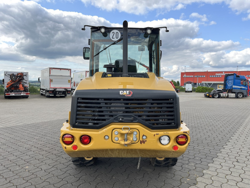 Cat 906 M Radlader Schnellwechsler Gabel Schaufel - Gumikerekes homlokrakodó: 5 kép. Cat 906 M Radlader Schnellwechsler Gabel Schaufel - Gumikerekes homlokrakodó: 5 kép.