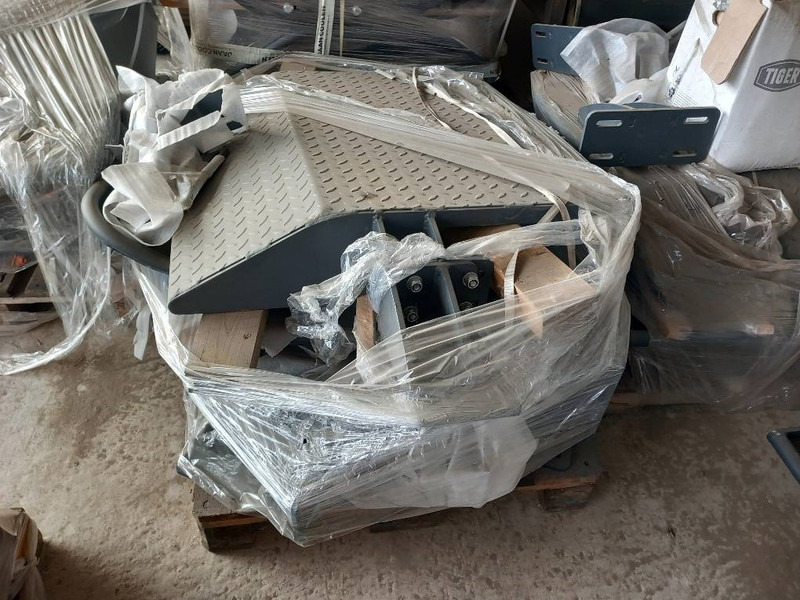 Komatsu PW158-11 MUDGUARDS - Adapterek - Építőipari gépek: 2 kép. Komatsu PW158-11 MUDGUARDS - Adapterek - Építőipari gépek: 2 kép.