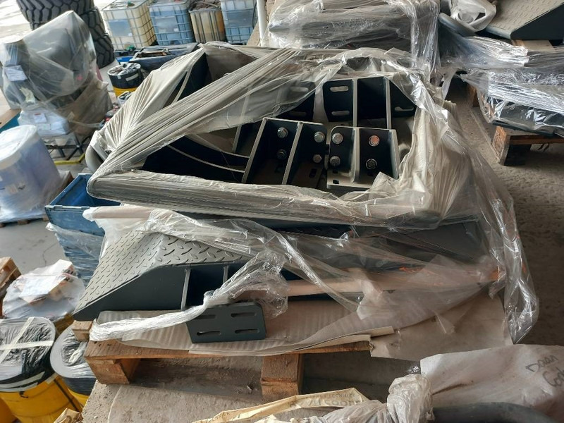 Komatsu PW158-11 MUDGUARDS - Adapterek - Építőipari gépek: 3 kép. Komatsu PW158-11 MUDGUARDS - Adapterek - Építőipari gépek: 3 kép.