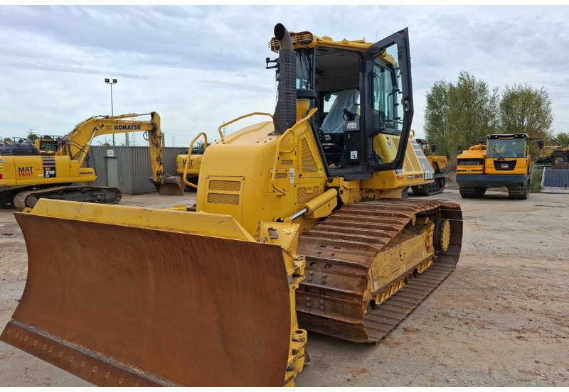 Komatsu D61PXI-24E0 - Buldózer: 2 kép. Komatsu D61PXI-24E0 - Buldózer: 2 kép.