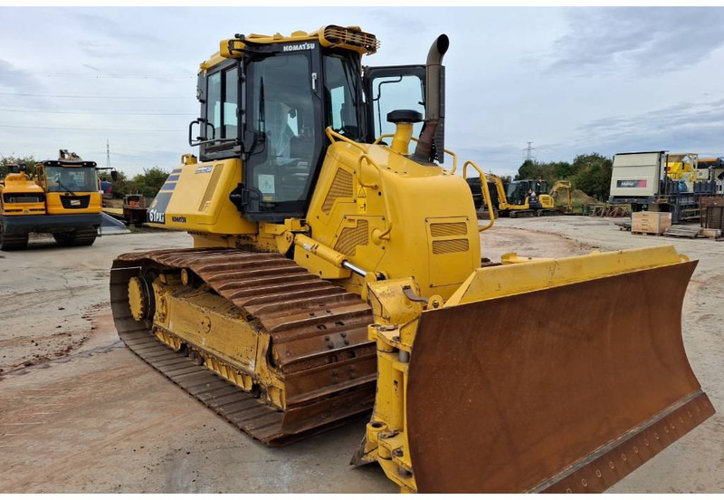 Komatsu D61PXI-24E0 - Buldózer: 1 kép. Komatsu D61PXI-24E0 - Buldózer: 1 kép.
