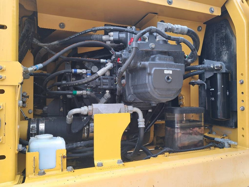 Komatsu HB365LC-3 Hybrid - Lánctalpas kotró: 2 kép. Komatsu HB365LC-3 Hybrid - Lánctalpas kotró: 2 kép.