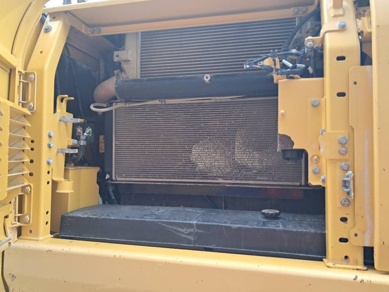 Komatsu HB365LC-3 Hybrid - Lánctalpas kotró: 3 kép. Komatsu HB365LC-3 Hybrid - Lánctalpas kotró: 3 kép.
