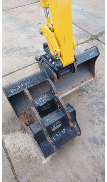Komatsu PC16R-3HS - Minikotró: 3 kép. Komatsu PC16R-3HS - Minikotró: 3 kép.