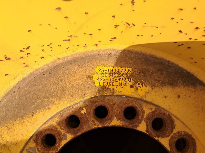 Komatsu WA380 4x RIM ASSY 423-30-62201 - Gumiabroncsok és felnik - Építőipari gépek: 3 kép. Komatsu WA380 4x RIM ASSY 423-30-62201 - Gumiabroncsok és felnik - Építőipari gépek: 3 kép.