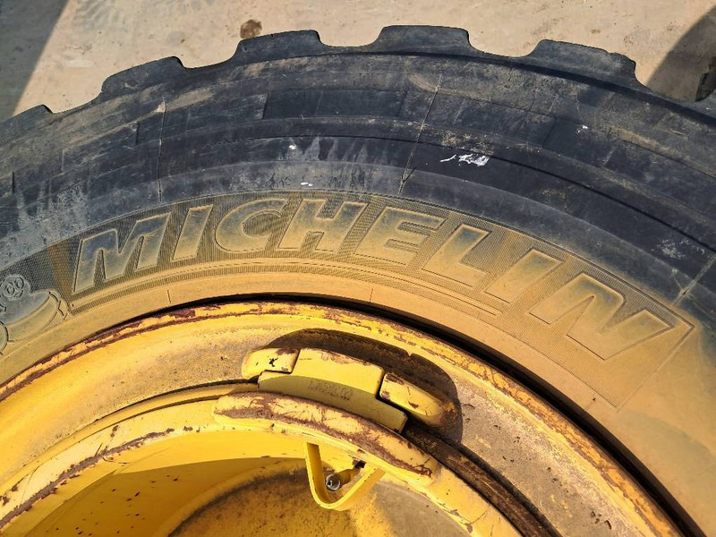 Komatsu WA380 4x RIM ASSY 423-30-62201 - Gumiabroncsok és felnik - Építőipari gépek: 4 kép. Komatsu WA380 4x RIM ASSY 423-30-62201 - Gumiabroncsok és felnik - Építőipari gépek: 4 kép.