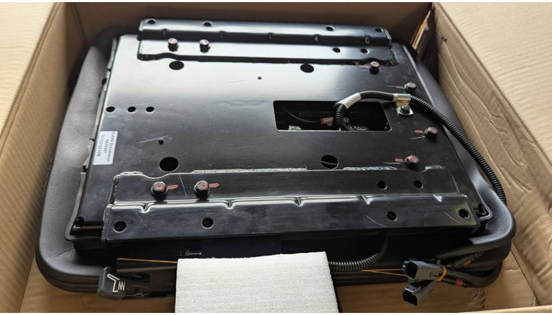 Komatsu WA380-8 SEAT ASS'Y 421-S33-6790 - Fülke és belső tér - Építőipari gépek: 4 kép. Komatsu WA380-8 SEAT ASS'Y 421-S33-6790 - Fülke és belső tér - Építőipari gépek: 4 kép.