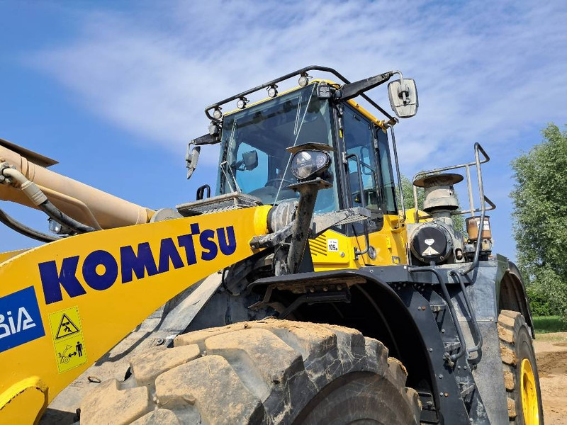 Komatsu WA500-8E0 - Gumikerekes homlokrakodó: 2 kép. Komatsu WA500-8E0 - Gumikerekes homlokrakodó: 2 kép.