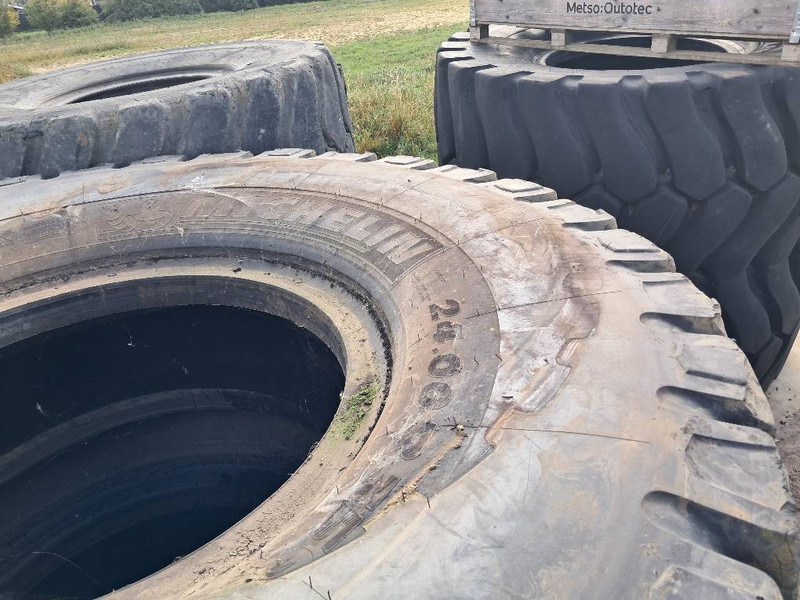 Michelin Xtra Load Grip 24.00R35 - Gumiabroncsok és felnik - Építőipari gépek: 3 kép. Michelin Xtra Load Grip 24.00R35 - Gumiabroncsok és felnik - Építőipari gépek: 3 kép.