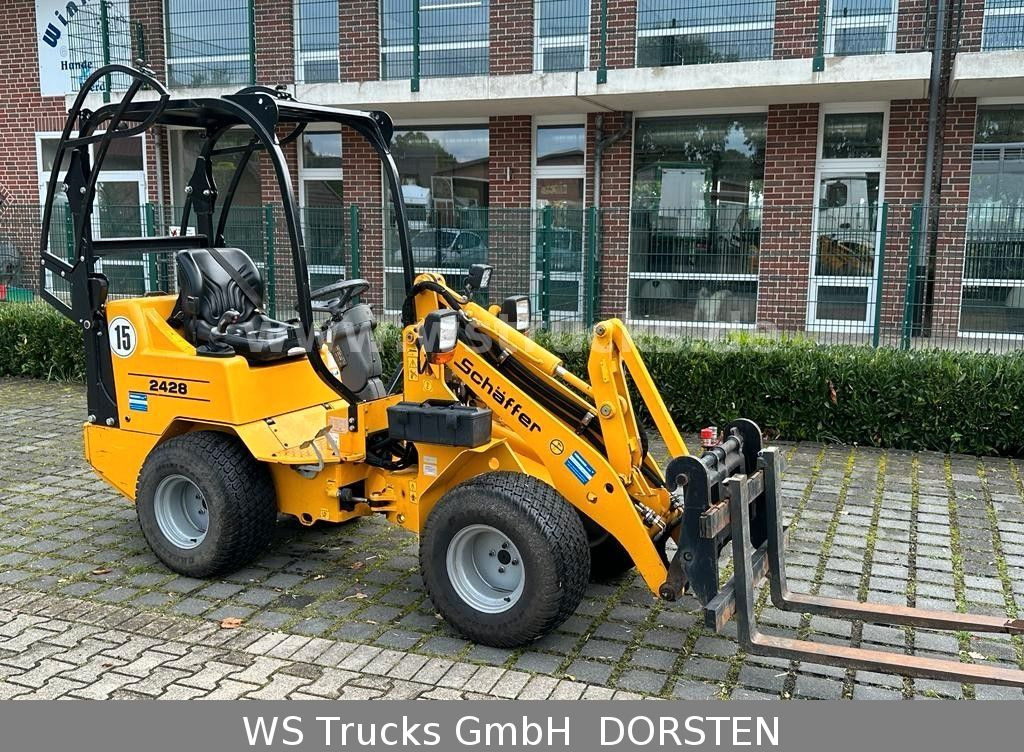 Schäffer 2428 SLT Fahrerschutzkabine , Gabel , Schaufel - Derékcsuklós rakodó: 4 kép. Schäffer 2428 SLT Fahrerschutzkabine , Gabel , Schaufel - Derékcsuklós rakodó: 4 kép.