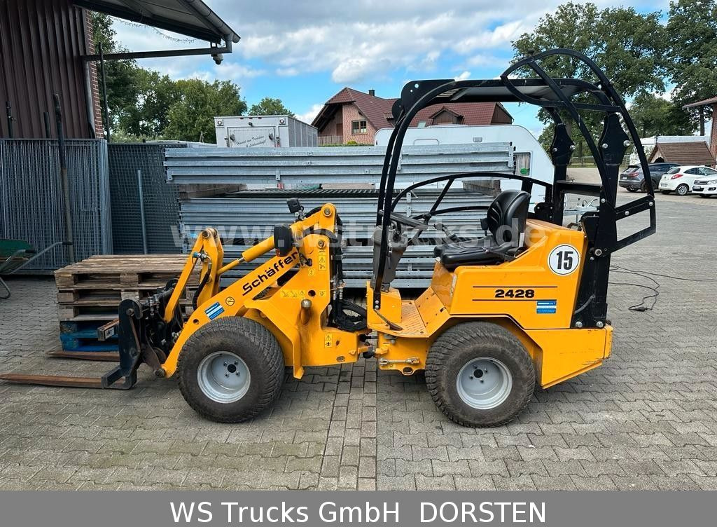 Schäffer 2428 SLT Fahrerschutzkabine , Gabel , Schaufel - Derékcsuklós rakodó: 3 kép. Schäffer 2428 SLT Fahrerschutzkabine , Gabel , Schaufel - Derékcsuklós rakodó: 3 kép.