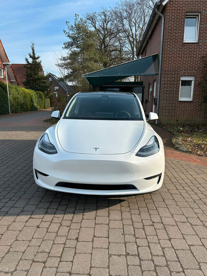 Tesla Model Y Hinterradantrieb RWD - Szedán: 2 kép. Tesla Model Y Hinterradantrieb RWD - Szedán: 2 kép.