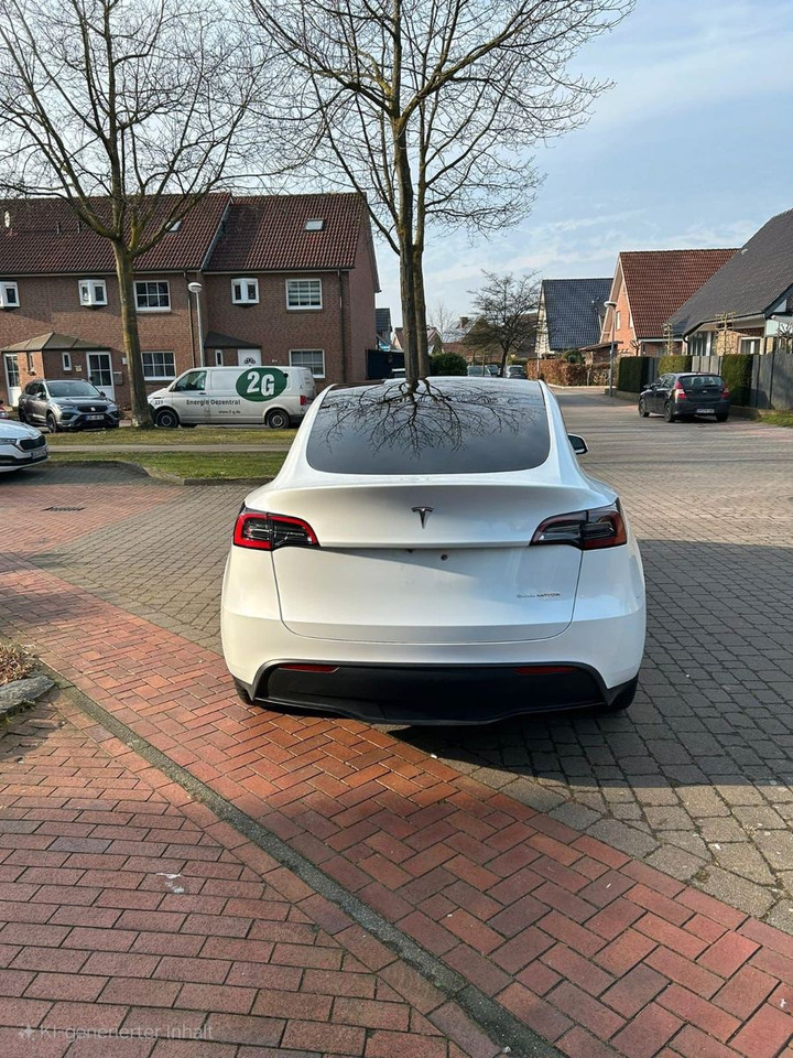 Tesla Model Y Hinterradantrieb RWD - Szedán: 4 kép. Tesla Model Y Hinterradantrieb RWD - Szedán: 4 kép.