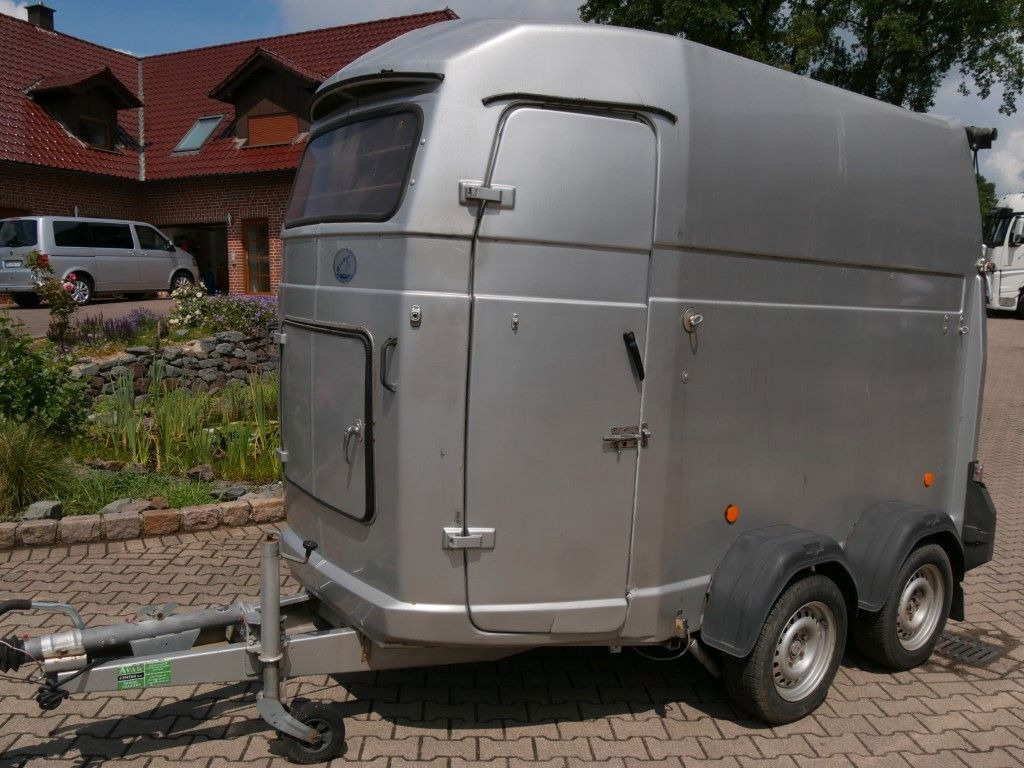Westfalia Vollpoly 2 Pferde mit Sattelkammer - Lószállító utánfutó: 1 kép. Westfalia Vollpoly 2 Pferde mit Sattelkammer - Lószállító utánfutó: 1 kép.