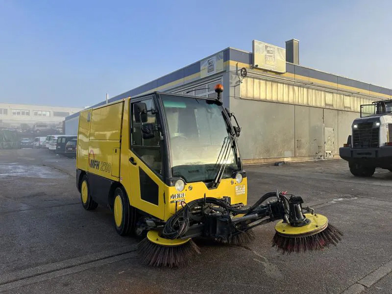 Diversen MFH 2500 Kehrmaschine Klima 3 Besen AEBI MATEC MFH 2500 Kehrmaschine Klima 3 Besen - Ipari seprőgép: 2 kép. Diversen MFH 2500 Kehrmaschine Klima 3 Besen AEBI MATEC MFH 2500 Kehrmaschine Klima 3 Besen - Ipari seprőgép: 2 kép.
