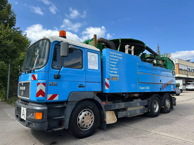 MAN 26.403 F2000 Silent 6x2 Kanalreiniger Saug - und Spülwagen - selbstfahrende Arbeitsmaschine mit Wiedemann Super 3000 Aufbau - Szippantós autó: 2 kép. MAN 26.403 F2000 Silent 6x2 Kanalreiniger Saug - und Spülwagen - selbstfahrende Arbeitsmaschine mit Wiedemann Super 3000 Aufbau - Szippantós autó: 2 kép.