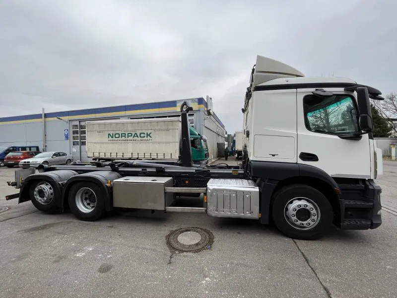 Mercedes-Benz Actros 2543 BL 6x2 MEILLER Abroller TÜV NEU! - Horgos rakodó teherautó: 5 kép. Mercedes-Benz Actros 2543 BL 6x2 MEILLER Abroller TÜV NEU! - Horgos rakodó teherautó: 5 kép.