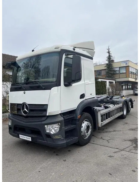 Mercedes-Benz Actros 2543 BL 6x2 MEILLER Abroller TÜV NEU! - Horgos rakodó teherautó: 1 kép. Mercedes-Benz Actros 2543 BL 6x2 MEILLER Abroller TÜV NEU! - Horgos rakodó teherautó: 1 kép.