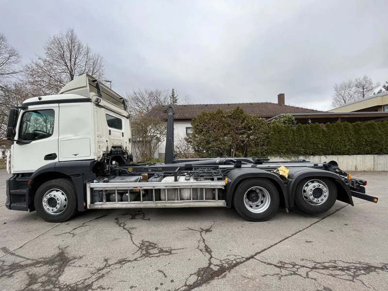 Mercedes-Benz Actros 2643 BL 6x2 Abroller - Cserefelépítményes teherautó: 2 kép. Mercedes-Benz Actros 2643 BL 6x2 Abroller - Cserefelépítményes teherautó: 2 kép.