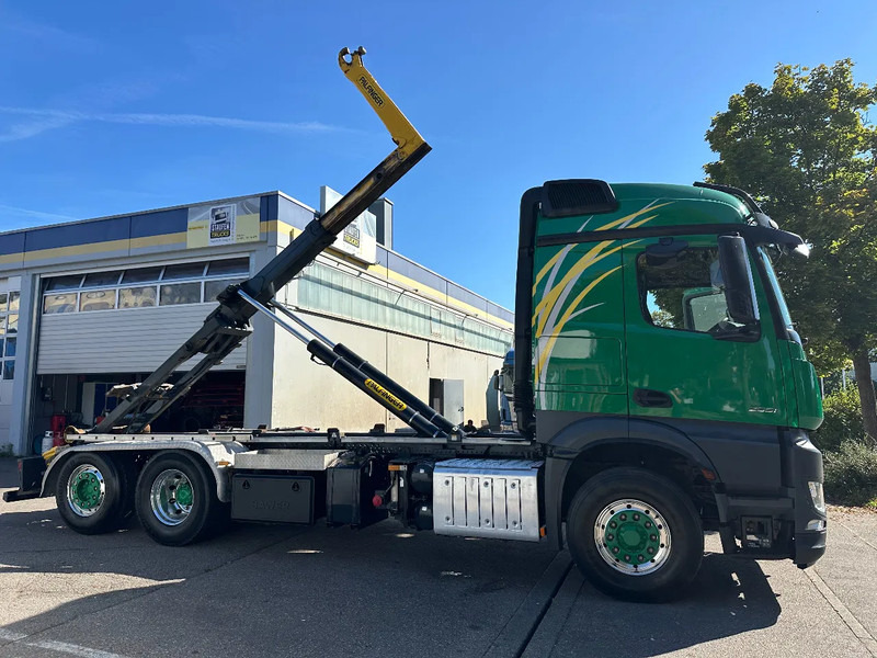 Mercedes-Benz Arocs 2551 6X4*HAD*Abroller *Palfinger*Euro6D*Intarder - Horgos rakodó teherautó: 2 kép. Mercedes-Benz Arocs 2551 6X4*HAD*Abroller *Palfinger*Euro6D*Intarder - Horgos rakodó teherautó: 2 kép.