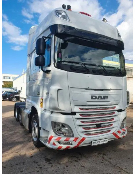 DAF XF 106.510 FT 6x2/4 SSC 3-Achser MEGA E6 - Nyergesvontató: 3 kép. DAF XF 106.510 FT 6x2/4 SSC 3-Achser MEGA E6 - Nyergesvontató: 3 kép.