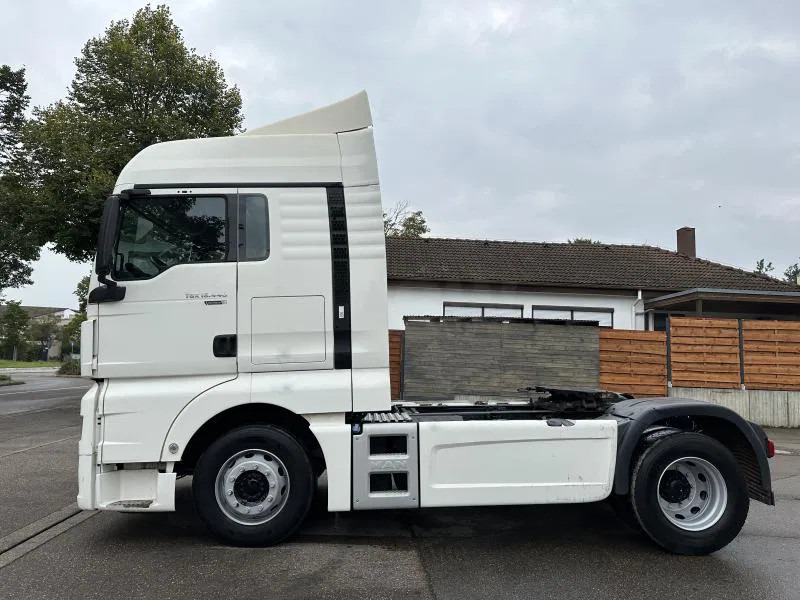 MAN TGX 18.440 XLX E6 Standard Intarder - Nyergesvontató: 2 kép. MAN TGX 18.440 XLX E6 Standard Intarder - Nyergesvontató: 2 kép.