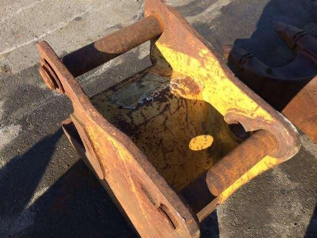 CATERPILLAR 290mm - Type Tractopelle - Kotró kanál: 4 kép. CATERPILLAR 290mm - Type Tractopelle - Kotró kanál: 4 kép.