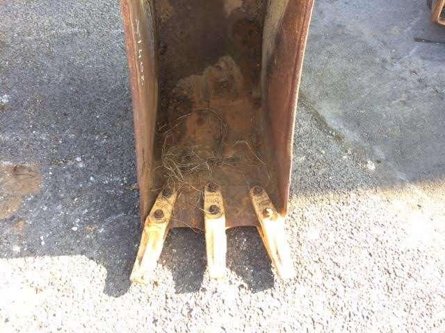 CATERPILLAR 415mm - Type Tractopelle - Kotró kanál: 2 kép. CATERPILLAR 415mm - Type Tractopelle - Kotró kanál: 2 kép.