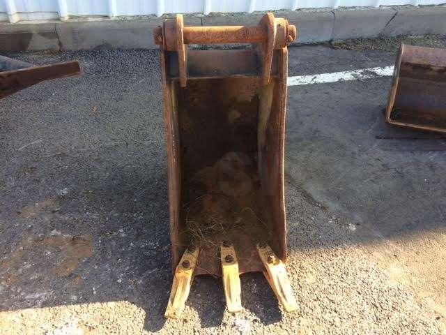 CATERPILLAR 415mm - Type Tractopelle - Kotró kanál: 3 kép. CATERPILLAR 415mm - Type Tractopelle - Kotró kanál: 3 kép.