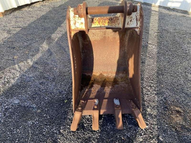 CATERPILLAR 570mm - type tractopelle - Kotró kanál: 3 kép. CATERPILLAR 570mm - type tractopelle - Kotró kanál: 3 kép.