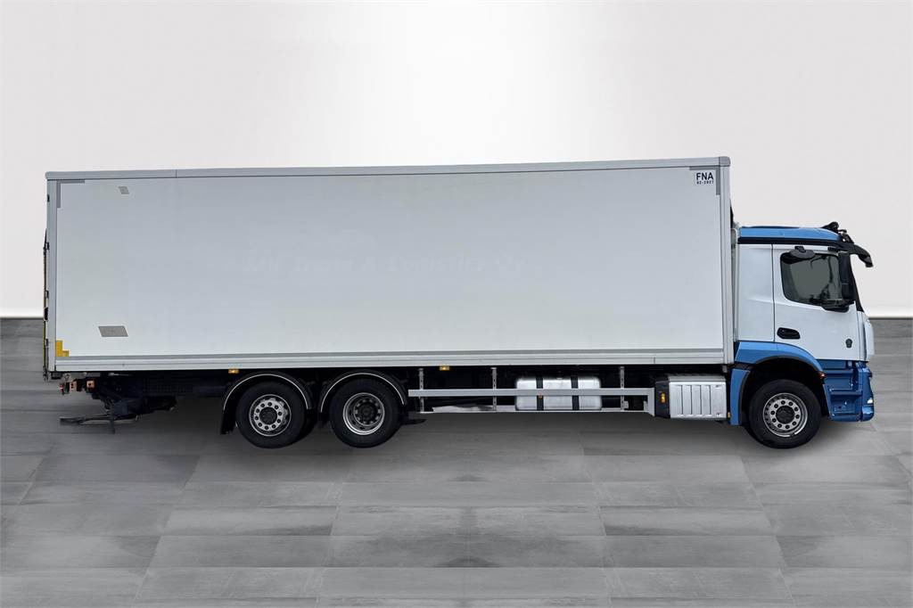 Mercedes-Benz 2546 6x2 L - Dobozos felépítményű teherautó: 4 kép. Mercedes-Benz 2546 6x2 L - Dobozos felépítményű teherautó: 4 kép.