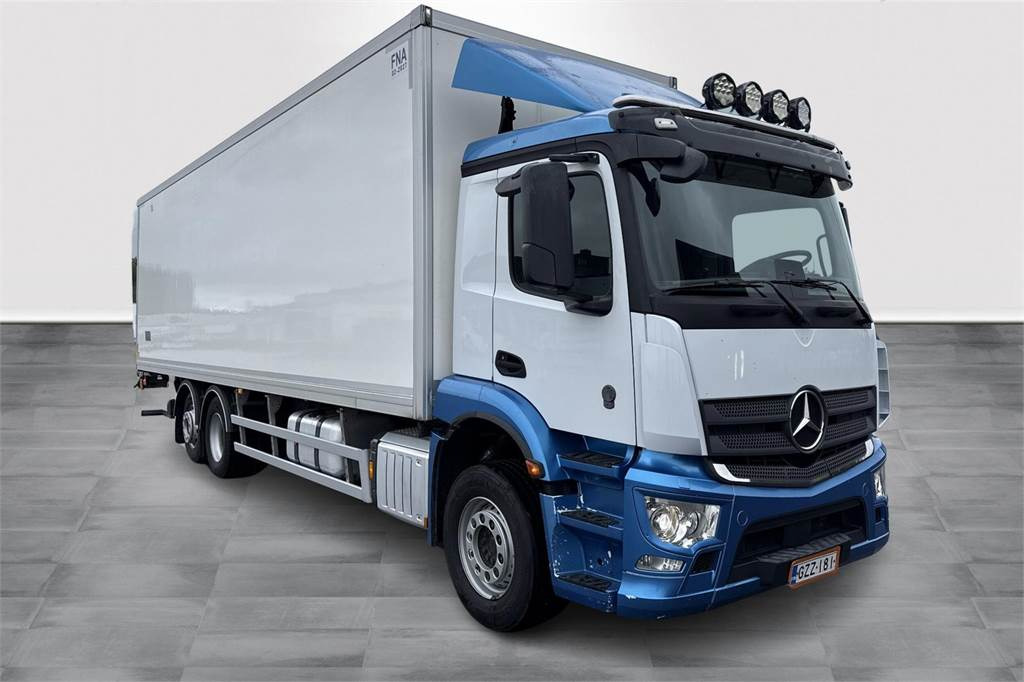 Mercedes-Benz 2546 6x2 L - Dobozos felépítményű teherautó: 3 kép. Mercedes-Benz 2546 6x2 L - Dobozos felépítményű teherautó: 3 kép.