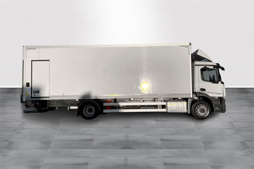 Mercedes-Benz ACTROS 1827 5 KSA - Dobozos felépítményű teherautó: 4 kép. Mercedes-Benz ACTROS 1827 5 KSA - Dobozos felépítményű teherautó: 4 kép.