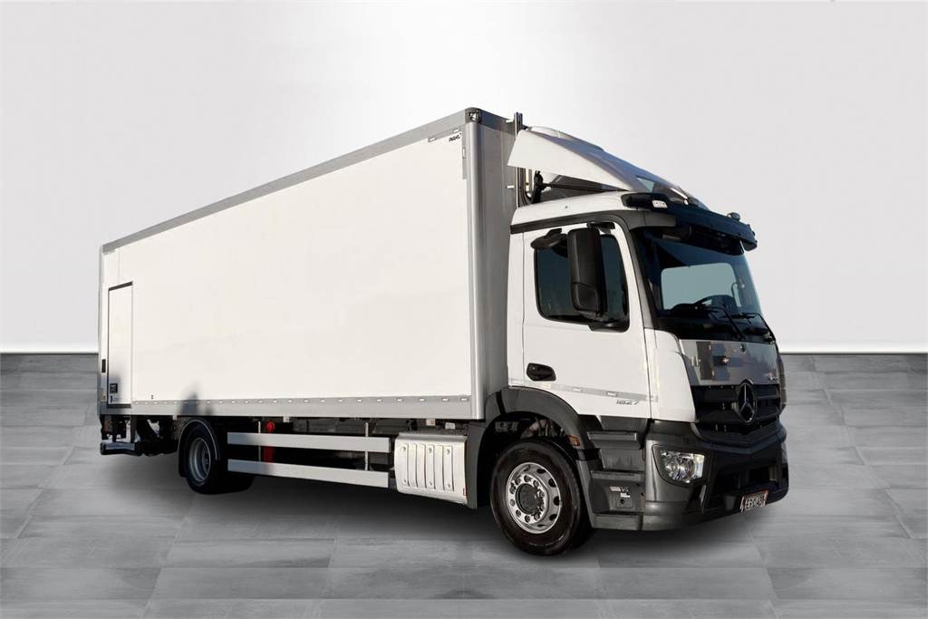 Mercedes-Benz ACTROS 1827 5 KSA - Dobozos felépítményű teherautó: 3 kép. Mercedes-Benz ACTROS 1827 5 KSA - Dobozos felépítményű teherautó: 3 kép.