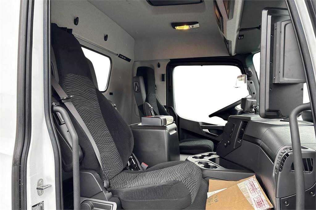 Interior photo 3: Darus autó Mercedes-Benz ACTROS 2532 L 6x2 UUSI Nosturiauto