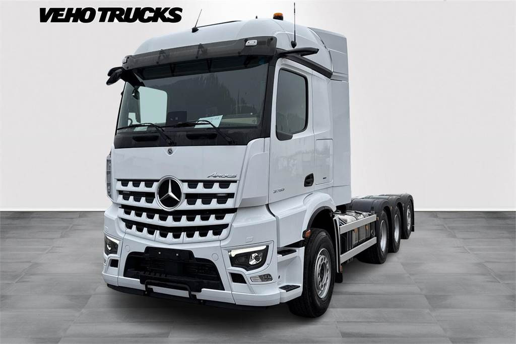 Mercedes-Benz AROCS 3253 8x4 Koukkuauto - Horgos rakodó teherautó: 1 kép. Mercedes-Benz AROCS 3253 8x4 Koukkuauto - Horgos rakodó teherautó: 1 kép.