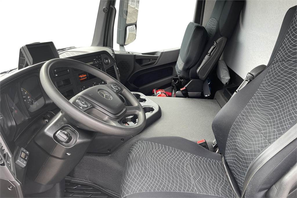Interior photo 1: Hőszigetelt teherautó Mercedes-Benz Actros 1827 4x2 8,7m umpikori+PL nostin