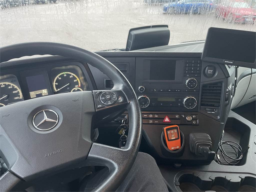 Mercedes-Benz Antos 1827 L/4x2 KSA-UMPIKORI+PL-NOSTIN - Dobozos felépítményű teherautó: 3 kép. Mercedes-Benz Antos 1827 L/4x2 KSA-UMPIKORI+PL-NOSTIN - Dobozos felépítményű teherautó: 3 kép.