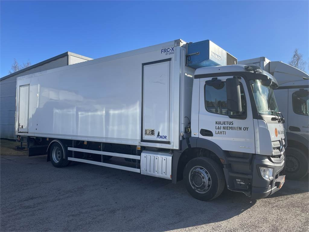 Mercedes-Benz Antos 1830L FRC kakslämpökori + PL-Nostin - Hőszigetelt teherautó: 1 kép. Mercedes-Benz Antos 1830L FRC kakslämpökori + PL-Nostin - Hőszigetelt teherautó: 1 kép.