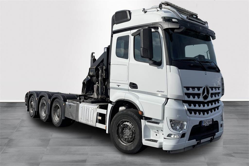 Mercedes-Benz Arocs 3251 8x4*4 - HMF 32 tm - Koukku - Darus autó: 2 kép. Mercedes-Benz Arocs 3251 8x4*4 - HMF 32 tm - Koukku - Darus autó: 2 kép.