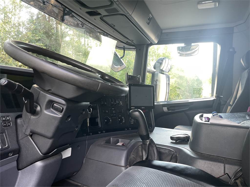 Scania P280 - Hőszigetelt teherautó: 3 kép. Scania P280 - Hőszigetelt teherautó: 3 kép.